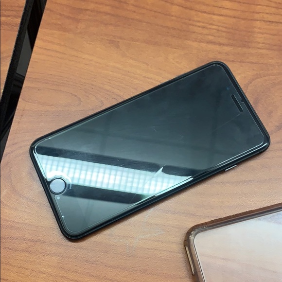 iPhone 8 Plus - Picture 2 of 2